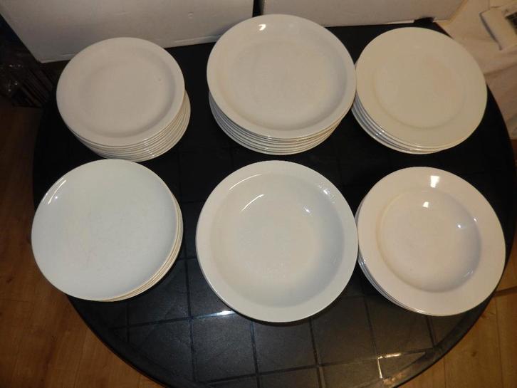 EEN LOT DESSERT- GROTE- en DIEPE BORDEN, Huis en Inrichting, Keuken | Servies, Gebruikt, Bord(en), Effen, Porselein, Ophalen