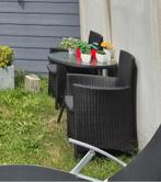 2 rieten stoelen en ronde tafel met glas, Ophalen of Verzenden, Zo goed als nieuw