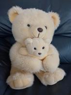 Mama beer met baby beertje in de armen gekneld., Verzamelen, Stoffen beer, Ophalen of Verzenden, Zo goed als nieuw
