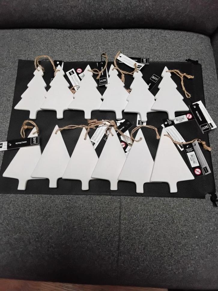 12 decoratieve porseleinen boompjes J-line snelle verzending, Diversen, Kerst, Nieuw, Ophalen of Verzenden