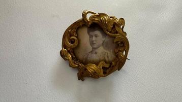 Broche ancienne  avec photo doré beschikbaar voor biedingen