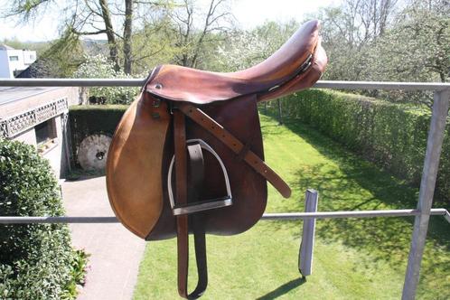 Paarde zadel van het merk Stübben met lederen singel en hoes, Dieren en Toebehoren, Paardrijkleding, Zo goed als nieuw, Springen
