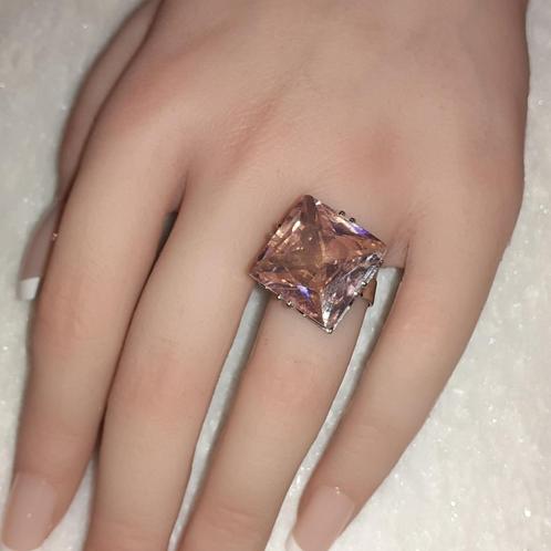 Ring zilver met vierkant diamantje roze Lovisa, Bijoux, Sacs & Beauté, Bagues, Neuf, Femme, 18 à 19, Rose, Autres matériaux, Avec strass