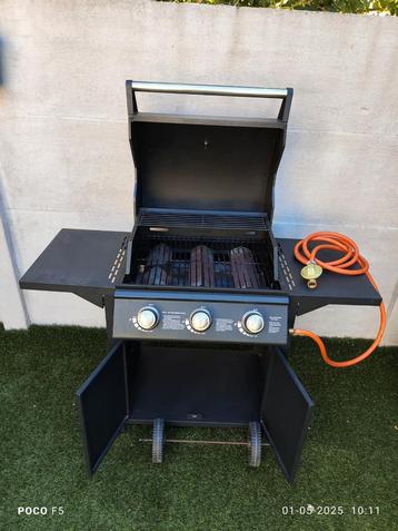 Grote gas barbecue en opbergkast beschikbaar voor biedingen