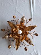 Mid-Century verguld metalen plafondlamp.