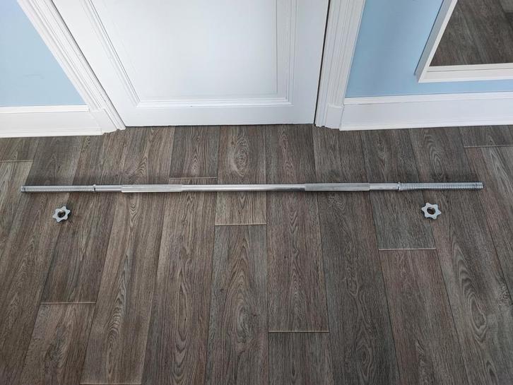 1 x lange halterstang 3cm + sluitingen. (Goede staat!), Sport en Fitness, Fitnessmaterialen, Gebruikt, Halterstangen, Armen, Benen