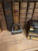 Antieke Franse lettercode-hangslot – Regnier, Antiek en Kunst, Ophalen of Verzenden