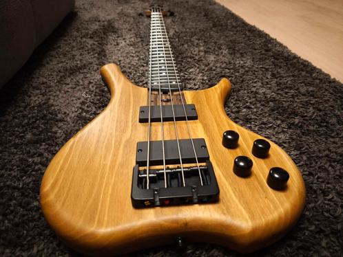 Elwray WN4 bassen (WN5 beschikbaar), Muziek en Instrumenten, Snaarinstrumenten | Gitaren | Bas, Zo goed als nieuw, Ophalen