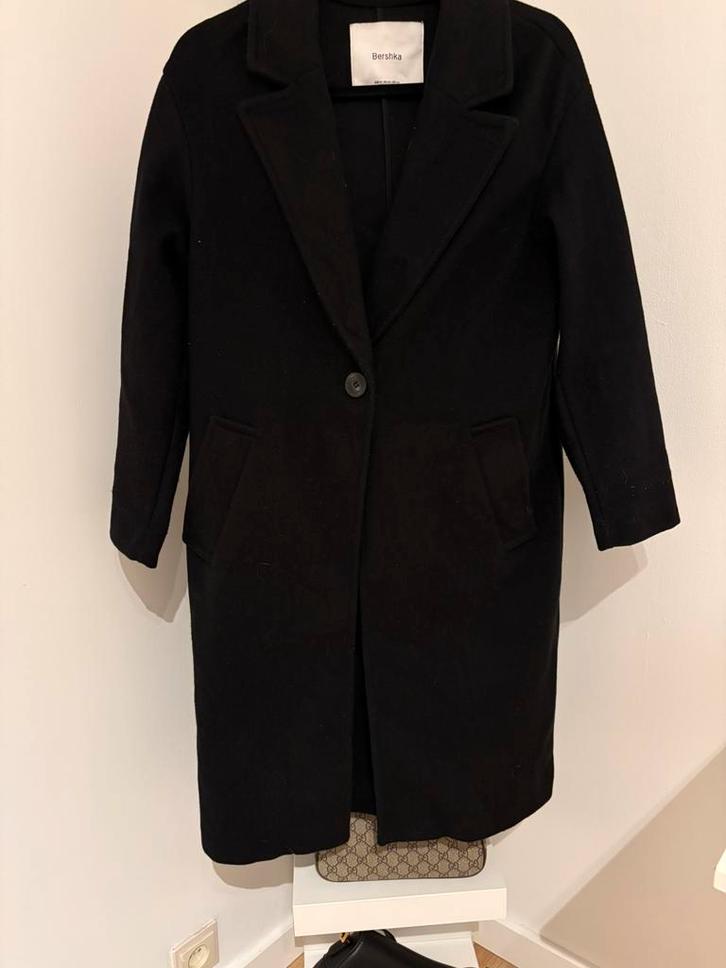 Zwarte mantel van Bershka, Kleding | Dames, Jassen | Winter, Zo goed als nieuw, Maat 34 (XS) of kleiner, Zwart, Ophalen