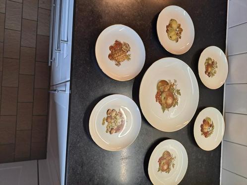 6 bordjes en 1  groter met allen verschillende tekening, Antiek en Kunst, Antiek | Servies compleet, Ophalen