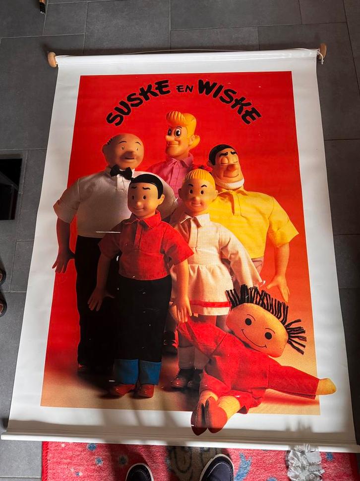 Poster Suske en Wiske poppen te koop op plastic, Verzamelen, Posters, Gebruikt, Ophalen