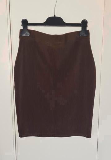 Donkerbruine rok, stretch, met fijne ribbeltjes beschikbaar voor biedingen