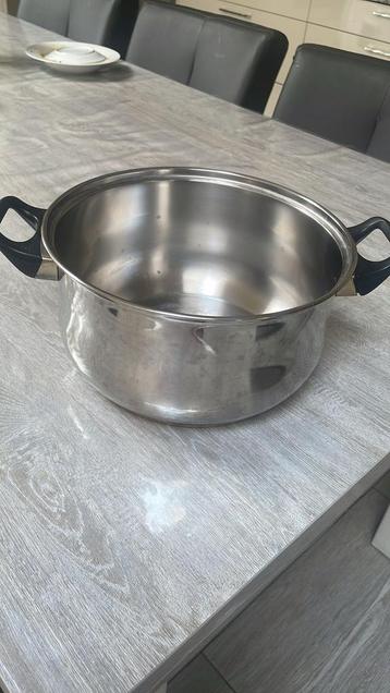 Metalen pot beschikbaar voor biedingen