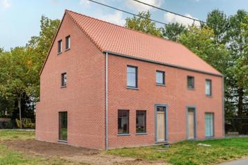 Halfopen BEN-woning in rustige straat met zuidgerichte tuin beschikbaar voor biedingen