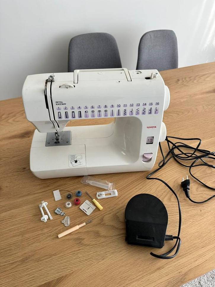 Toyota naaimachine met accessoires - gebruiksklaar, Hobby en Vrije tijd, Naaimachines en Toebehoren, Zo goed als nieuw, Naaimachine
