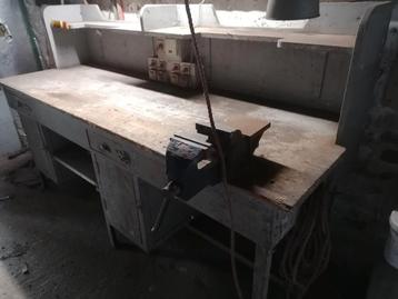 Twee militaire werkbanken uit werkplaats van het leger beschikbaar voor biedingen