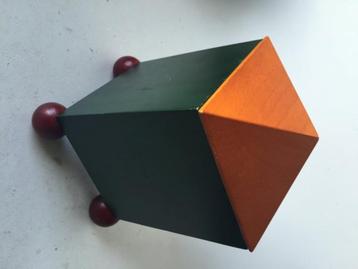 Houten dekselpot Memphis stijl beschikbaar voor biedingen