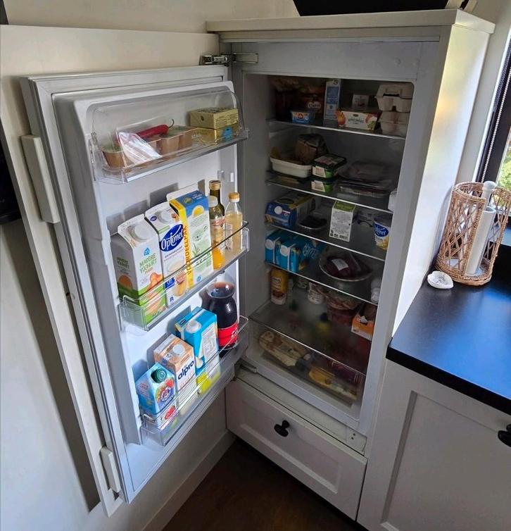 ATAG koelkast, Elektronische apparatuur, Koelkasten en IJskasten, Zo goed als nieuw, Zonder vriesvak, 200 liter of meer, 85 tot 120 cm