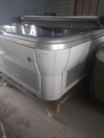 Jacuzzi gratis geleverd geplaatst, Ophalen of Verzenden, Zo goed als nieuw