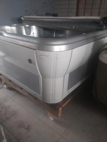 Jacuzzi gratis geleverd geplaatst  beschikbaar voor biedingen