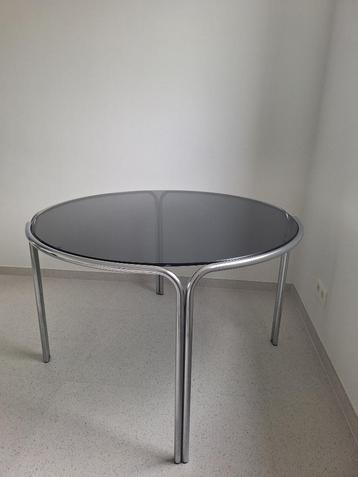 Ronde eettafel in fumé glas en metaal beschikbaar voor biedingen