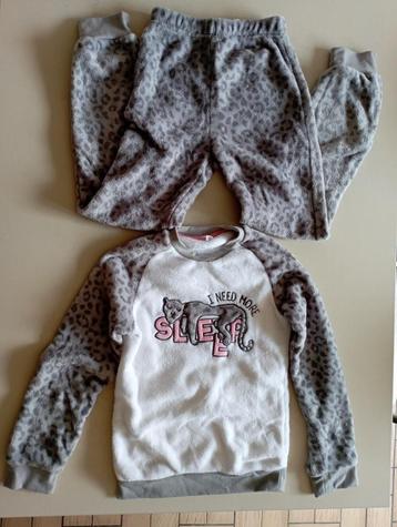 Nieuwe knusse pyjama maat 134/140 beschikbaar voor biedingen