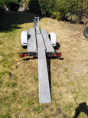 Motoraanhanger (geremd) beschikbaar voor biedingen