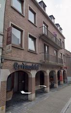 Winkel met woonst, koer en grote garage te huur