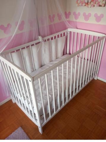 Babybed met matras beschikbaar voor biedingen