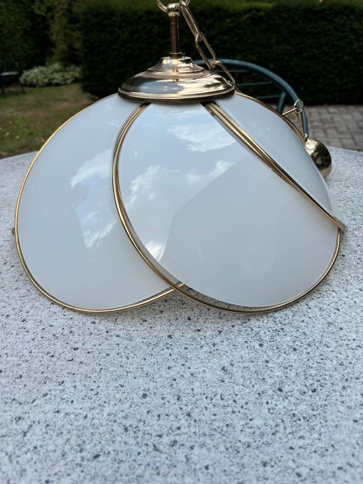 Vintage bloemenlamp – wit glas in Tiffany-stijl (jaren 80), Huis en Inrichting, Lampen | Hanglampen, Zo goed als nieuw, 50 tot 75 cm