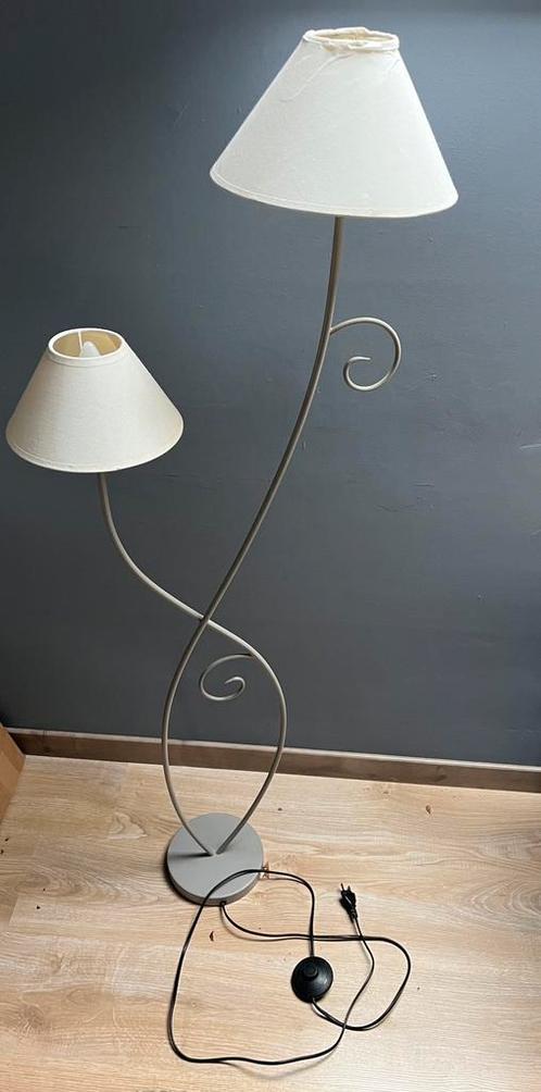 Lampe avec interrupteur à pied, Maison & Meubles, Lampes | Lampadaires, Comme neuf, Métal, Enlèvement