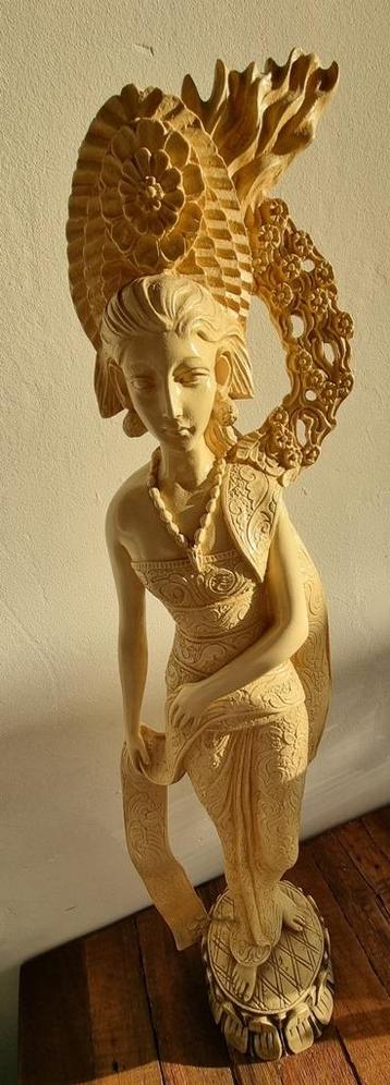 Vintage Balinees vrouw standbeeld beschikbaar voor biedingen