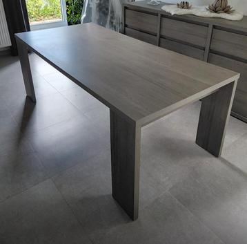 Tafel beschikbaar voor biedingen
