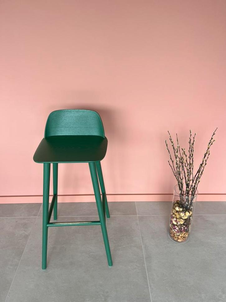 Muuto Nerd eiken barkruk Green 75cm, Huis en Inrichting, Barkrukken, Gebruikt, 60 tot 90 cm, Hout, 1 kruk, Met voetsteun, Ophalen