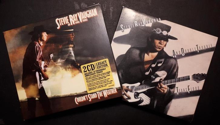 STEVIE RAY VAUGHAN - Texas flood & Weather (2x Deluxe 2CDset, CD & DVD, CD | Rock, Comme neuf, Pop rock, Enlèvement ou Envoi