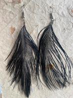 Boucles d'oreilles fantaisie en plumes noires 9 cm, Bijoux, Sacs & Beauté, Boucles d'oreilles, Comme neuf, Enlèvement ou Envoi