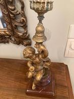 Antieke bronzen kandelaar met een putto (engelfiguur), Ophalen