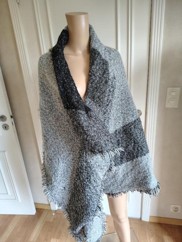 mooie zeer ruime stola  , omslagdoek, Kleding | Dames, Mutsen, Sjaals en Handschoenen, Verzenden
