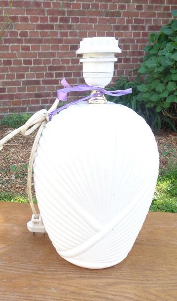 pied de petite lampe en faïence beschikbaar voor biedingen