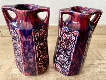 Paire de vases Art Nouveau numérotés . beschikbaar voor biedingen