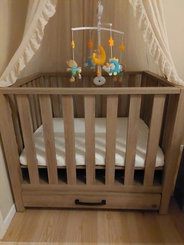 Babypark met sluier (Jollein),  piekstok en matras beschikbaar voor biedingen