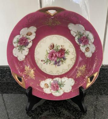 Plat creux rond ancien en porcelaine décor roses