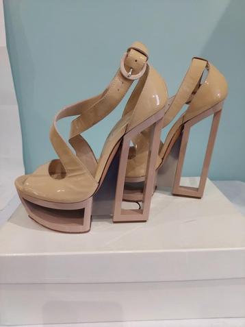 724C* Casadei - sexy beige sandalen van volledig lakleer (36 beschikbaar voor biedingen