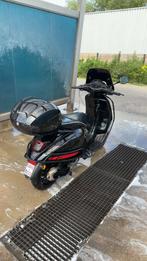 Zwarte Vespa Sprint 50cc  – Sportieve en stijlvolle scooter, Fietsen en Brommers, Ophalen, Zo goed als nieuw