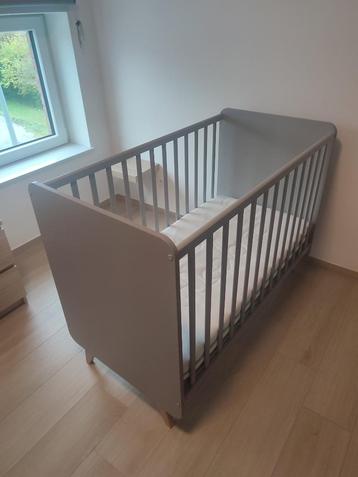 Lit bébé quax loft gris excellent état. avec matelas  beschikbaar voor biedingen