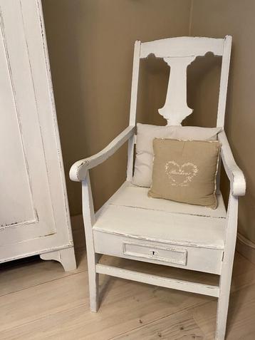 Ancienne chaise blanche