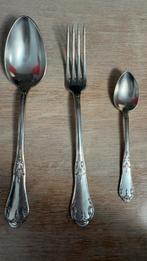 Collection de couvertes en plomb (32 piece) avec leur coffre, Enlèvement