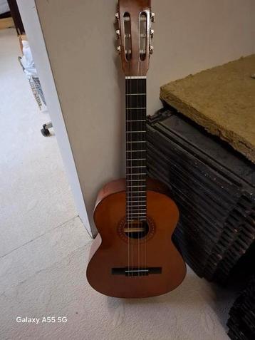 Gitaar is goede staat beschikbaar voor biedingen