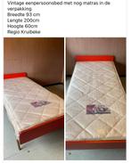 Vintage eenpersoonsbed met de matras nog in de verpakking., Ophalen, Zo goed als nieuw, Eenpersoons