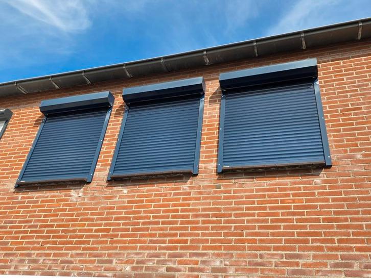 Te koop: Voorzetrolluiken, donker blauw, 2 stuks, Doe-het-zelf en Bouw, Rolluiken, Gebruikt, Overige kleuren, Ophalen